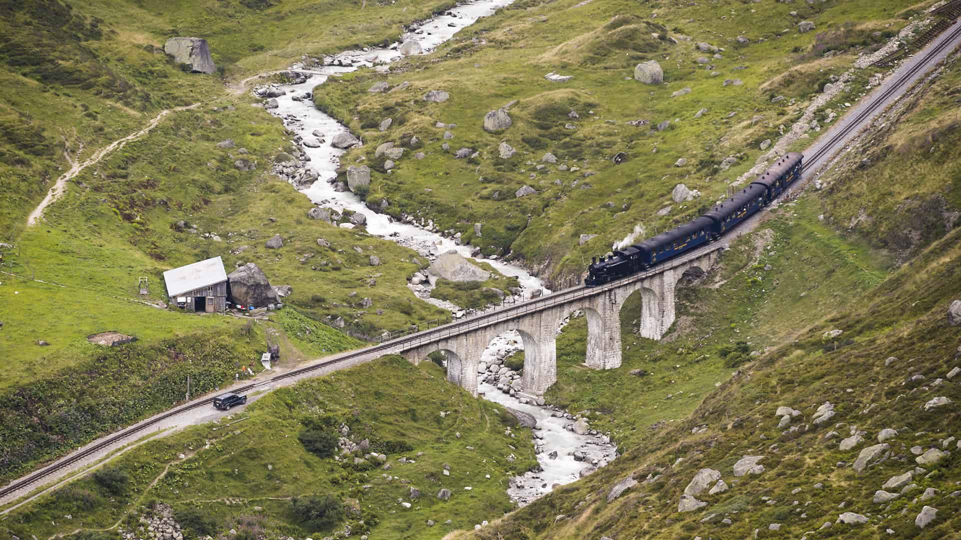 Steinstaffelvadukt met de trein uit Gletsch Furkabahn